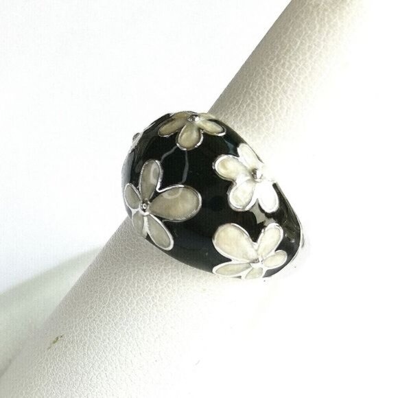 Dome ring white and black flowers size 7 NWT - Picture 4 of 8
